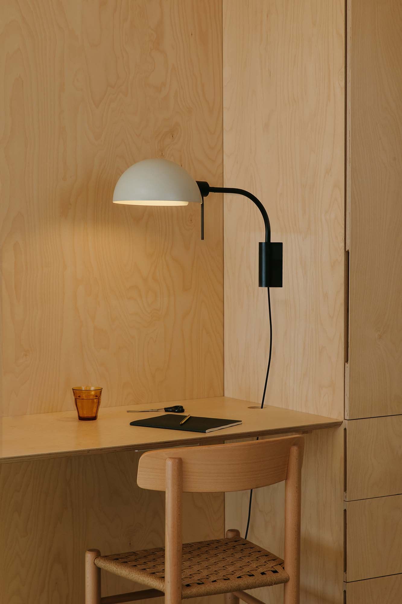 Aplique de pared Dominica negro FARO 20042-122 en ambiente interior moderno, luminaria superficie de acero con diseño vintage industrial para iluminación hogareña.