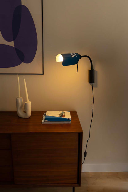 Aplique de pared Martinica S azul de Faro (20042-134) en ambiente interior: luminaria orientable de acero para lectura y superficie, iluminación moderna azul.