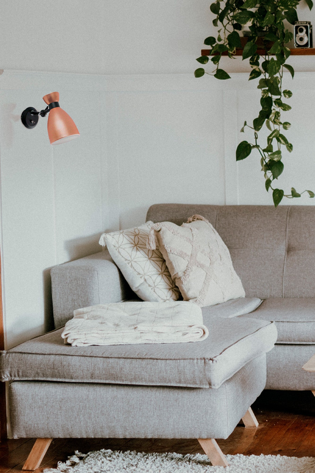 Aplique de pared retro en cobre mate FARO 20045, luminaria vintage LED instalada en interior residencial, iluminación pared estilo retro.