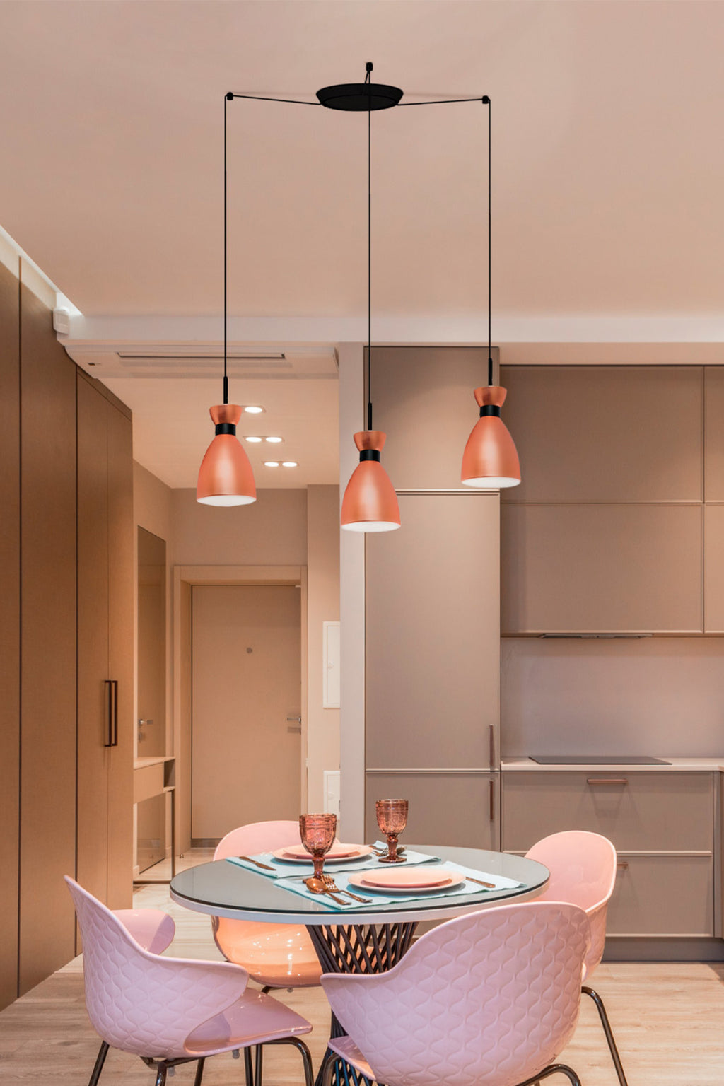 Lámpara colgante retro FARO 3L en cobre mate, estilo vintage años 60, en ambiente interior hogareño con iluminación E14 LED suspendida.