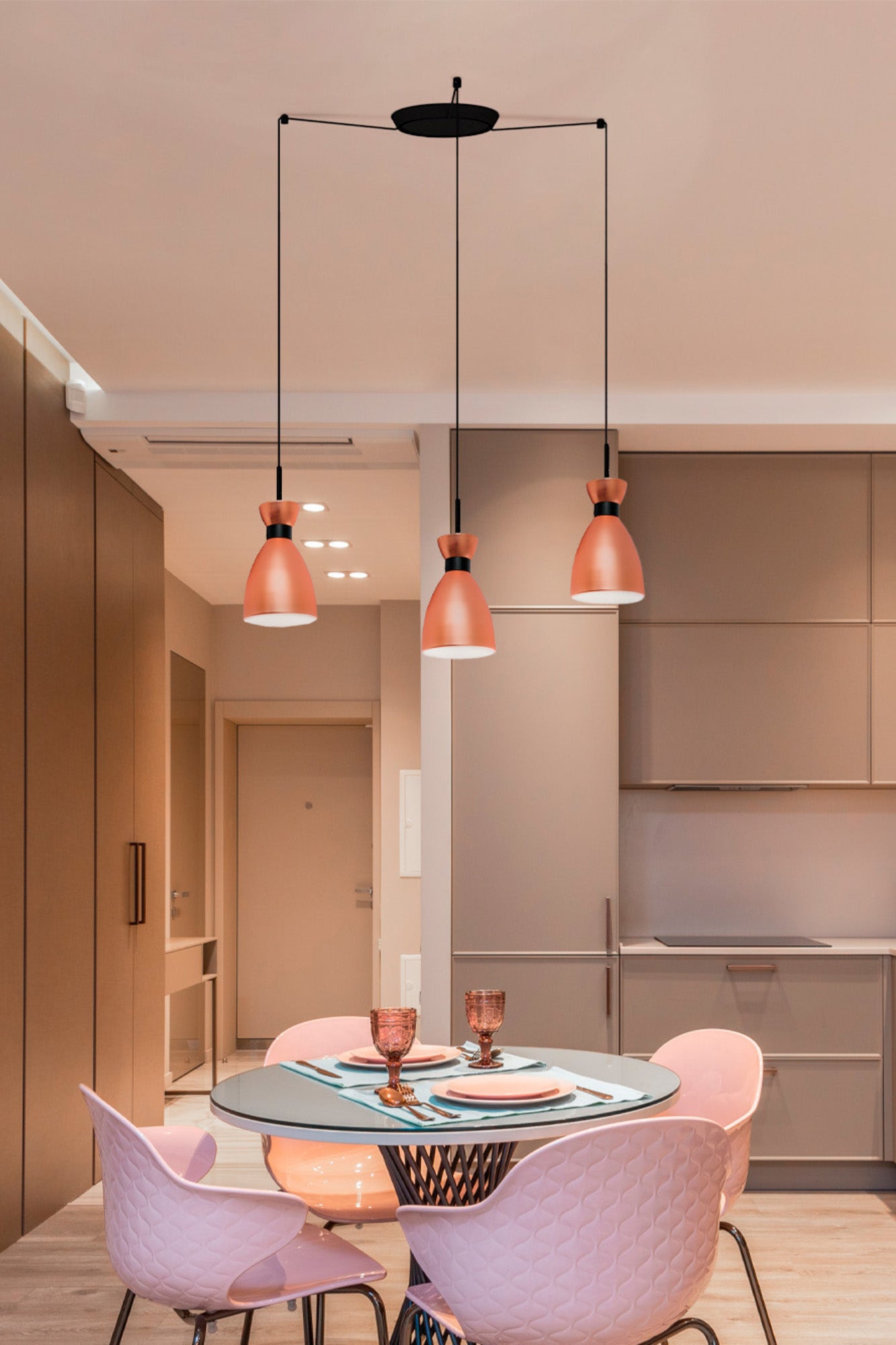 Lámpara colgante retro FARO 3L en cobre mate, estilo vintage años 60, en ambiente interior hogareño con iluminación E14 LED suspendida.