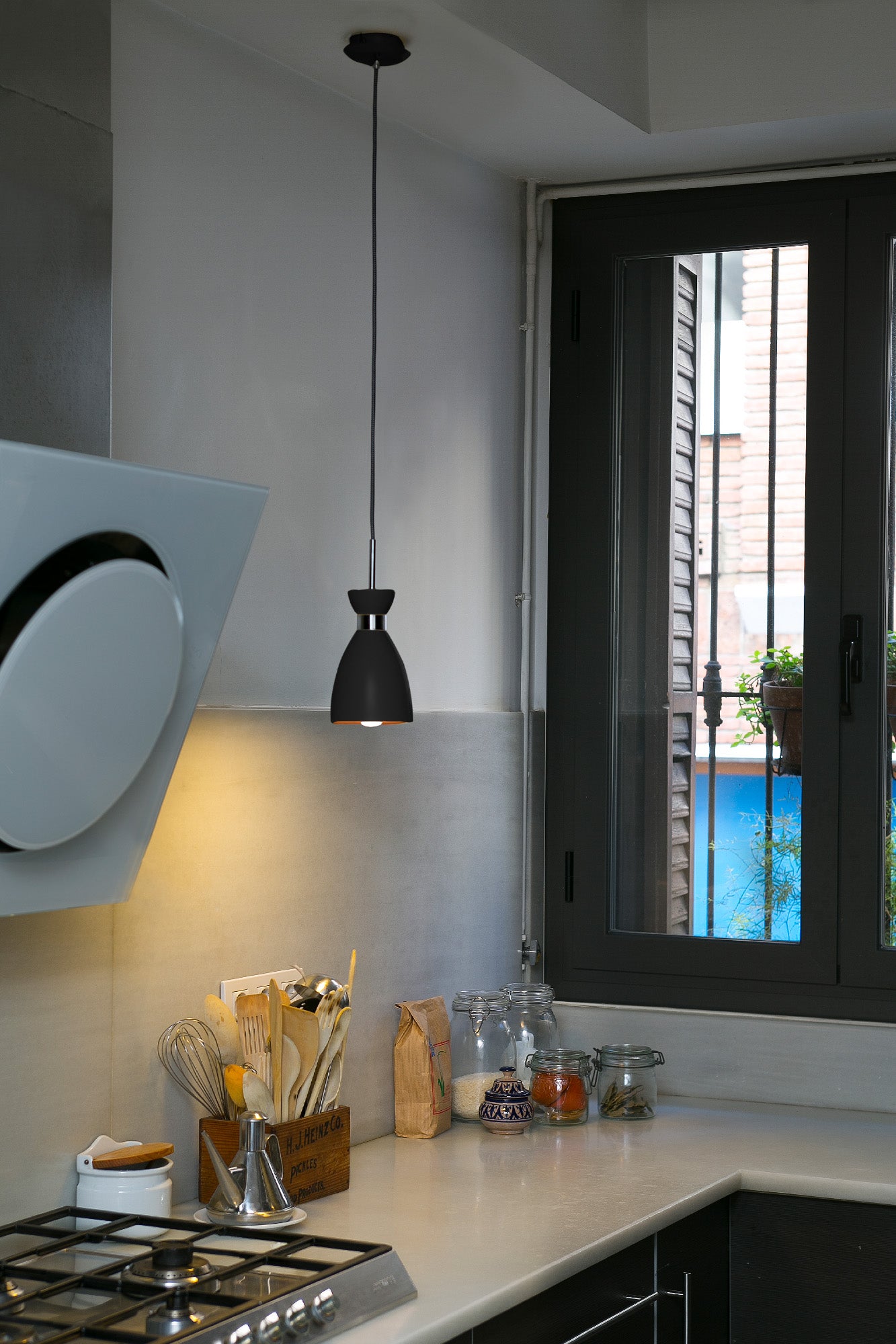 Lámpara colgante retro negro mate y cobre FARO 20050 en ambiente interior residencial, estilo años 60 con suspensión LED de acero para iluminación acogedora