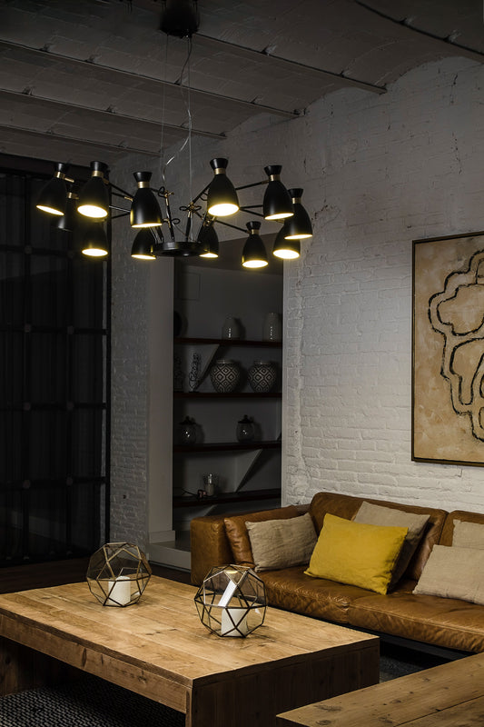 Lámpara colgante RETRO 12L de FARO en negro y oro satinado, instalada en ambiente interior residencial con estilo retro, suspensión de acero LED para iluminación cálida y elegante.