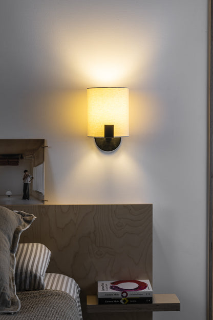 Aplique de pared NILA negro mate y blanco roto con lector integrado FARO modelo 20053 en ambiente interior contemporáneo, luminaria superficie en acero y textil para lectura