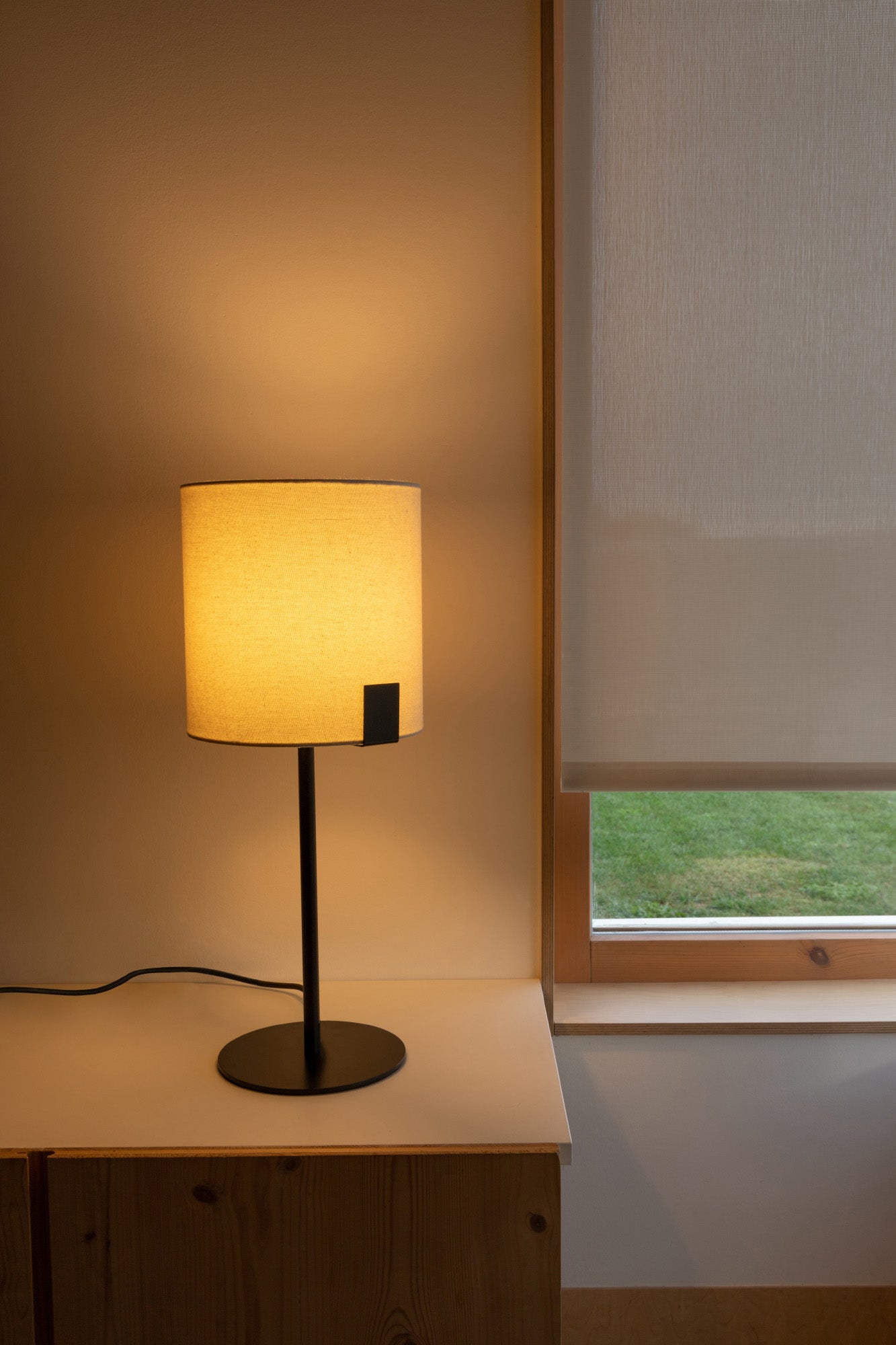 Lámpara de sobremesa NILA negra y blanco roto FARO 20054 en ambiente interior moderno de hogar u oficina, luminaria de acero y textil colección 2015