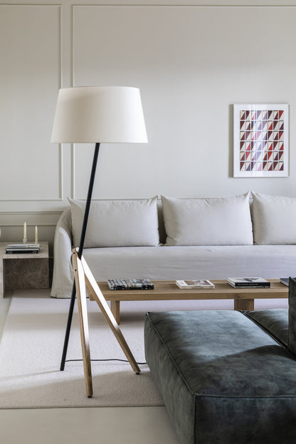 Lámpara de pie TREEWOOD Fresno en diseño escandinavo para salón, con estructura de madera fresno y acero negro, pantalla de pergamino, iluminando ambiente interior moderno FARO 20056