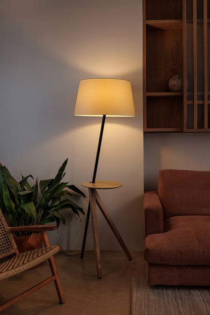 Lámpara de pie TREEWOOD TRAY en fresno de FARO modelo 20057, diseño escandinavo en ambiente de salón interior, base acero negro y pantalla pergamino