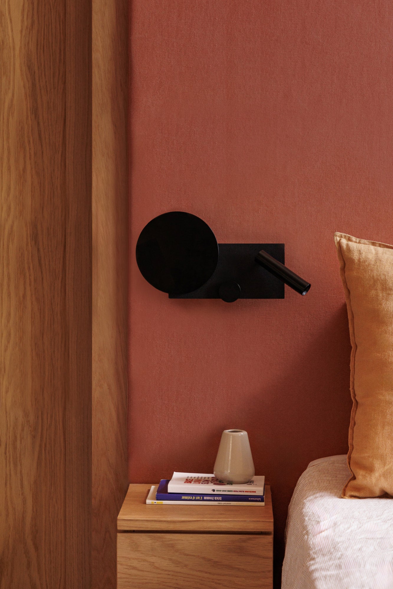 Imagen ambiente de aplique de pared KLEE Derecho Negro con lector LED COB de FARO (modelo 20058), luminaria de superficie en negro texturizado para iluminación de lectura en hogar moderno interior.