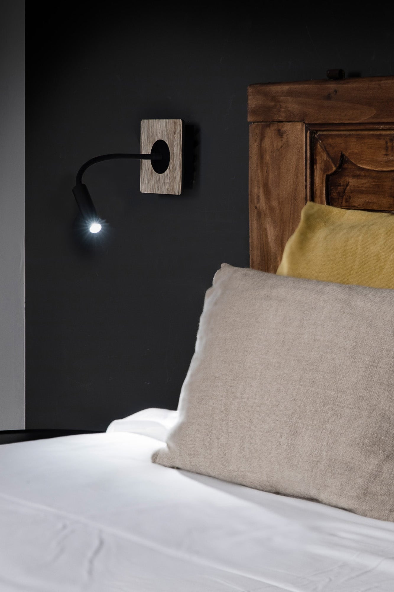 Lámpara de lectura MOOD SQ en negro y madera de FARO, colección 20060, luminaria de superficie en pared de interior con diseño nórdico, iluminación LED focalizada para ambiente residencial