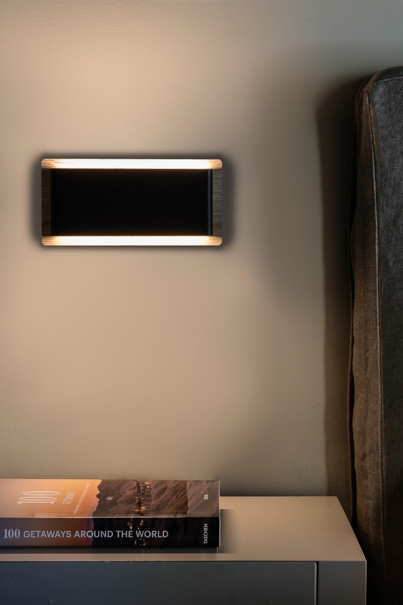 Aplique de pared MOOD RCT negro y madera FARO 20061 en ambiente interior, luminaria superficie diseño nórdico iluminación residencial LED integrado