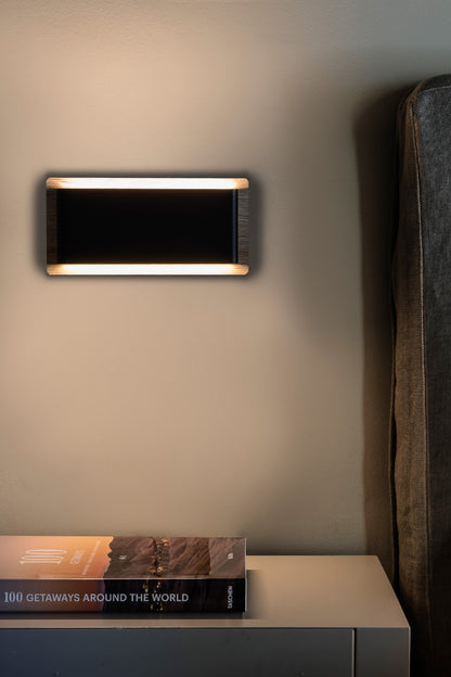 Aplique de pared MOOD RCT negro y madera FARO 20061 en ambiente interior, luminaria superficie diseño nórdico iluminación residencial LED integrado