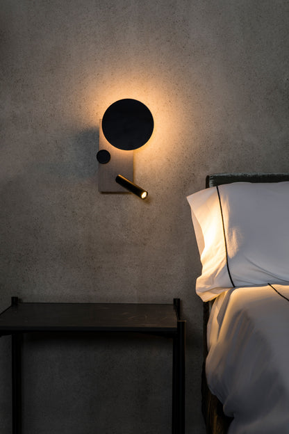 Aplique de pared KLEE izquierda gris texturizado FARO 20066 en ambiente interior, luminaria superficie con luz lectora regulable, orientable y PMMA opal para diseño de lectura.