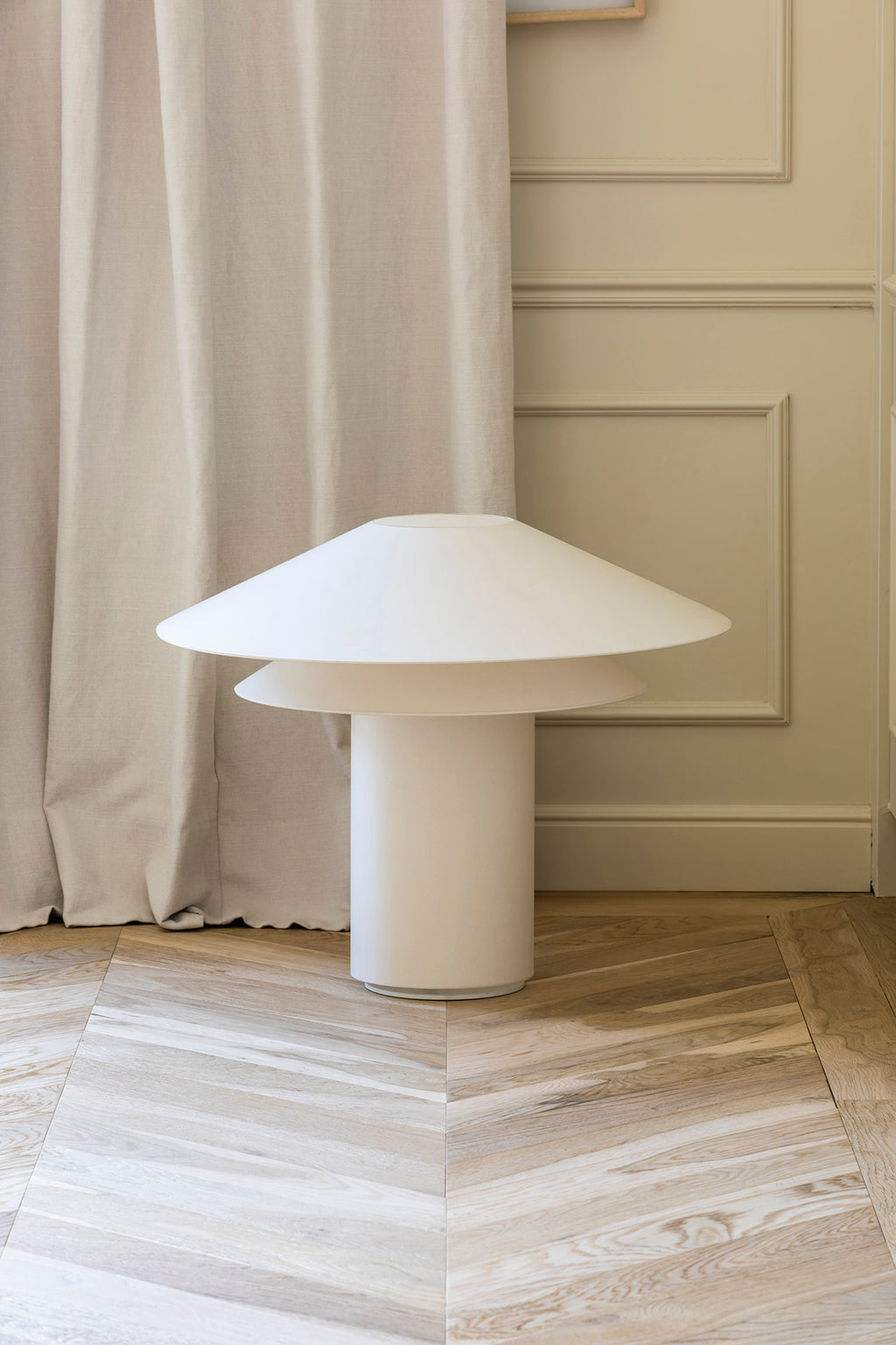 Lámpara sobremesa SHAN en beige de FARO modelo 20069, luminaria zen de interior con pantalla de pergamino y base de acero, diseño de Pepe Llaudet en ambiente acogedor