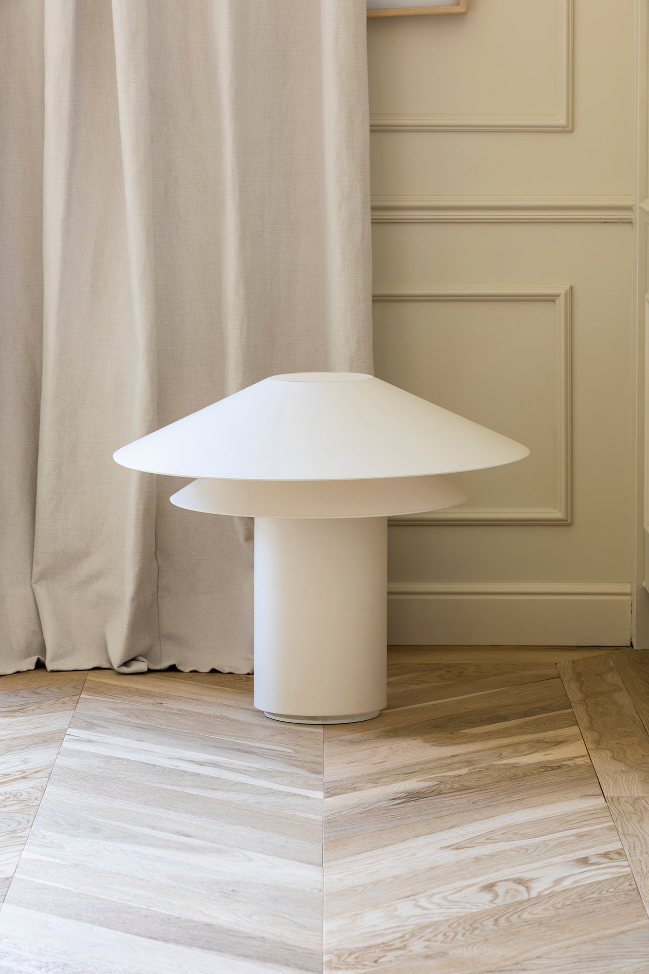 Lámpara sobremesa SHAN en beige de FARO modelo 20069, luminaria zen de interior con pantalla de pergamino y base de acero, diseño de Pepe Llaudet en ambiente acogedor