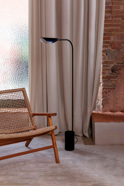 Lámpara de pie LIGGERA negro mate FARO 20075 en salón minimalista japonés, diseño lineal acero para iluminación interior