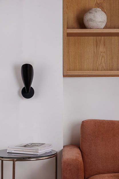 Aplique de pared Liggera negro FARO 20077 en ambiente interior moderno, luminaria superficie de acero negro mate, diseño minimalista japonés con iluminación versátil orientable