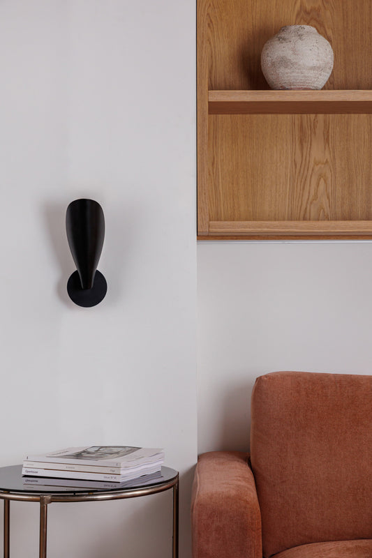 Aplique de pared Liggera negro FARO 20077 en ambiente interior moderno, luminaria superficie de acero negro mate, diseño minimalista japonés con iluminación versátil orientable