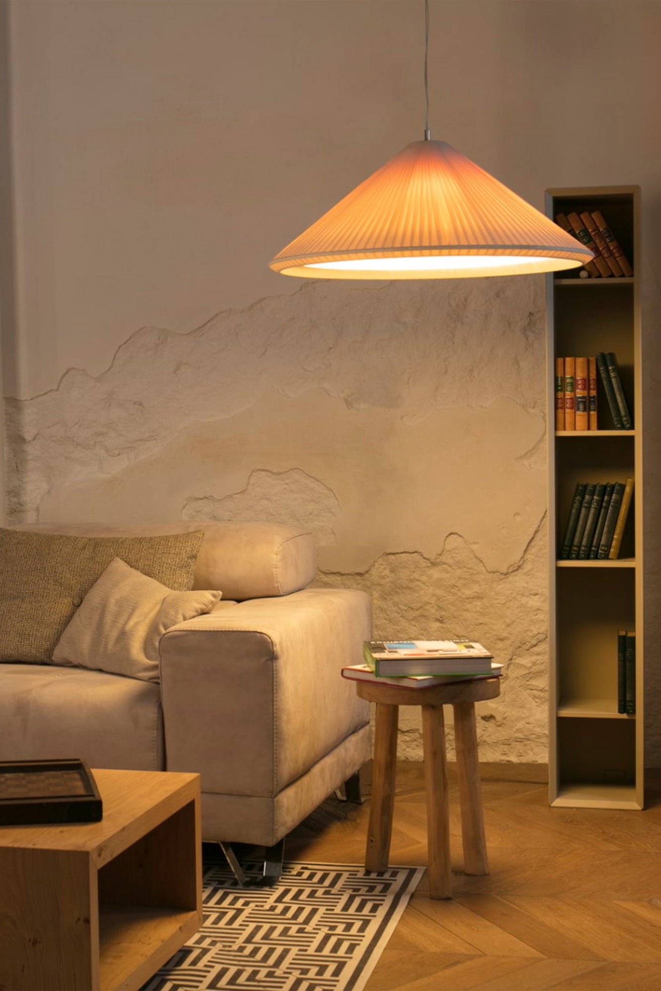 Lámpara colgante SAIGON IN 700 Blanca Marfil de FARO en ambiente interior residencial, luminaria de suspensión en acero y cinta textil para hoteles y hogares.