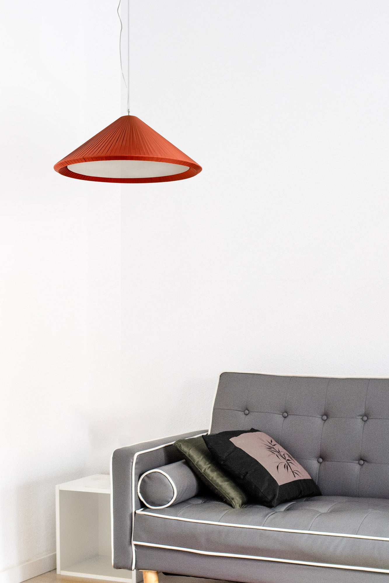 Luminaria de suspensión SAIGON IN 700 en terracota de FARO (ref. 20118), instalada en ambiente interior residencial o hotelero, con estructura de acero y cinta textil, compatible con bombillas E27 LED.