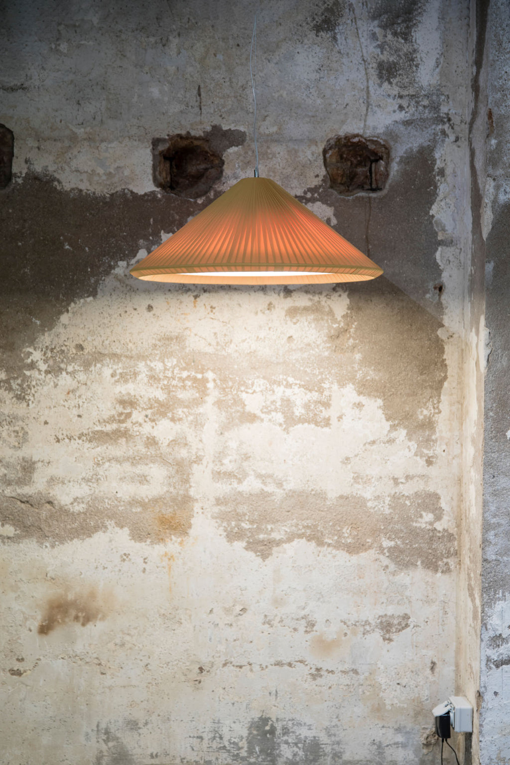 Lámpara colgante SAIGON IN 700 en amarillo tostado de FARO, imagen ambiente en interior residencial con suspensión de acero y textil, ideal para hoteles