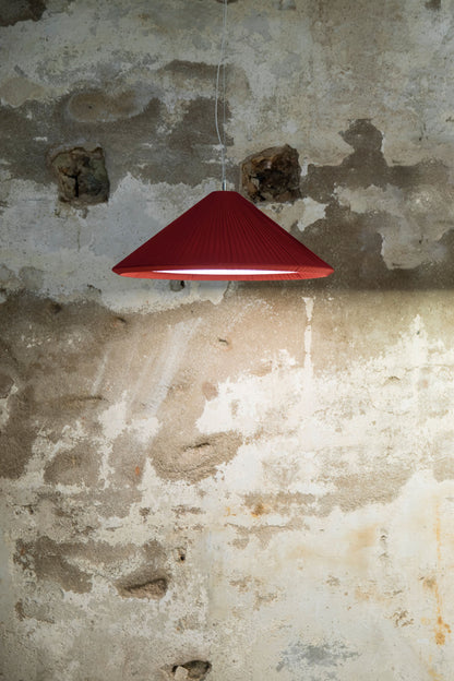 Lámpara colgante SAIGON IN 700 en granate de FARO, iluminación interior residencial y hotelería con estructura de acero, cinta textil y difusor de papiro en ambiente acogedor