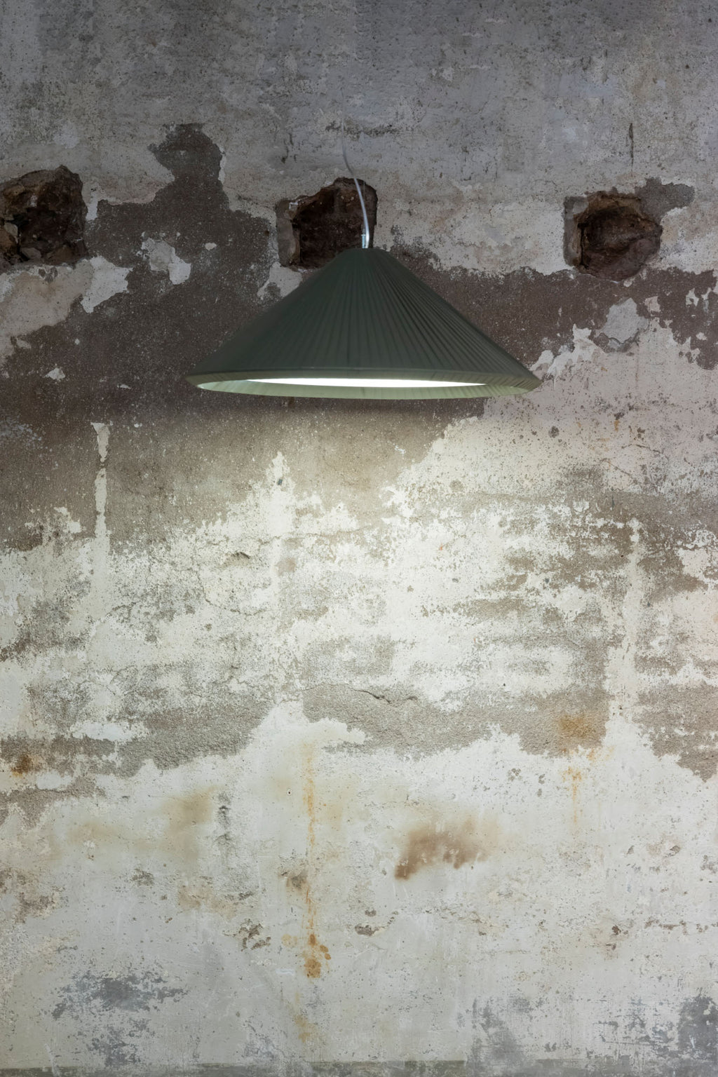 Lámpara colgante Saigon IN 700 en verde oliva de Faro, diseño suspension interior residencial con papiro, acero y textil en ambiente acogedor