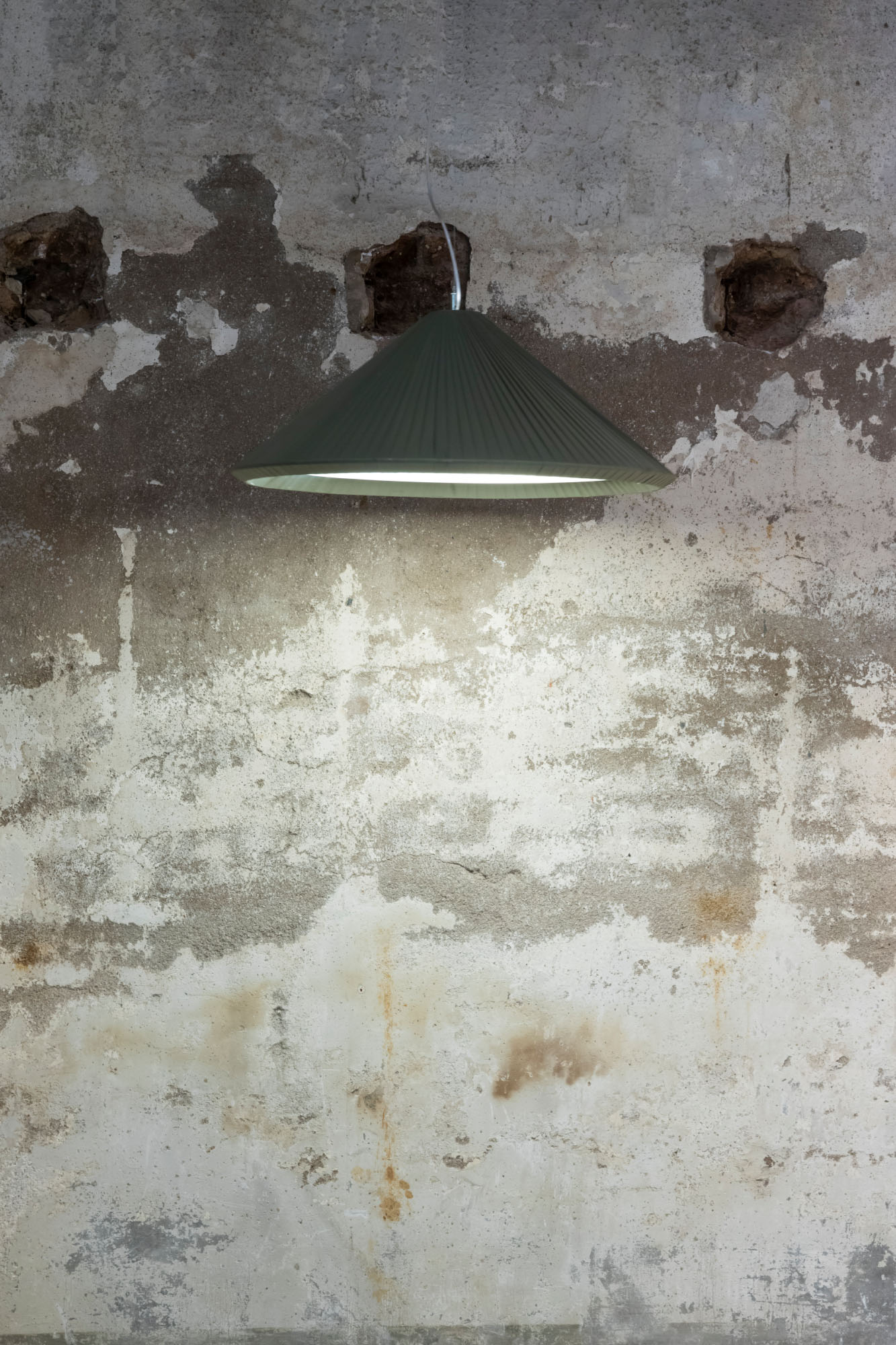 Lámpara colgante Saigon IN 700 en verde oliva de Faro, diseño suspension interior residencial con papiro, acero y textil en ambiente acogedor