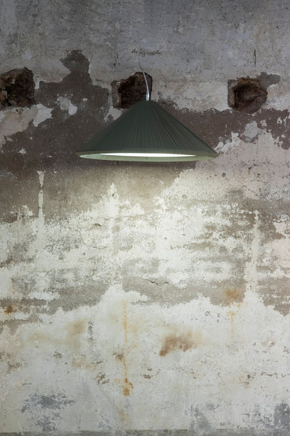 Lámpara colgante Saigon IN 700 en verde oliva de Faro, diseño suspension interior residencial con papiro, acero y textil en ambiente acogedor