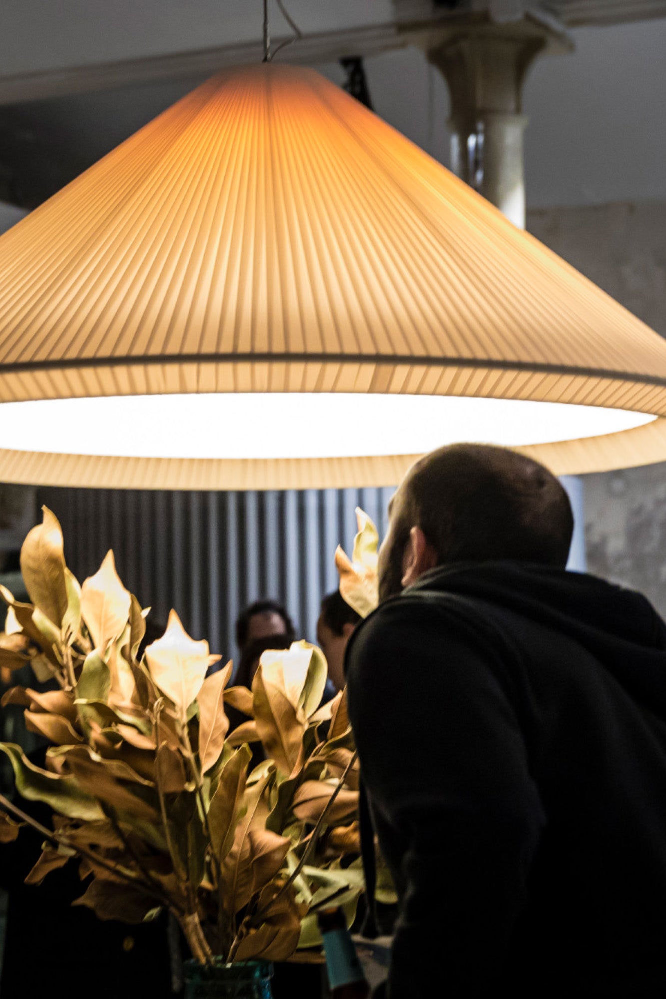 Luminaria colgante SAIGON IN 1300 Blanca Marfil de FARO en ambiente interior residencial, suspensión de acero y textil para hoteles