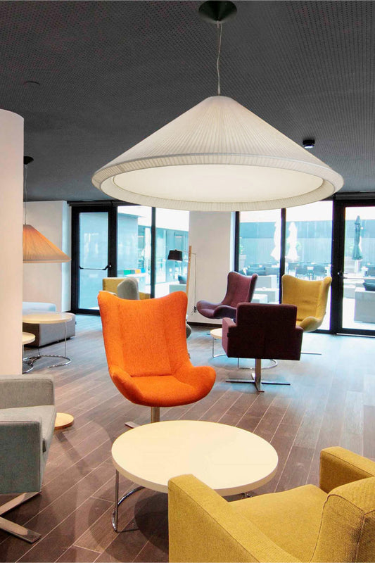 Luminaria de suspensión SAIGON IN 1300 Blanco Natural FARO en ambiente interior residencial, diseño elegante de acero y papiro con cinta textil e iluminación LED para hoteles y hogares.