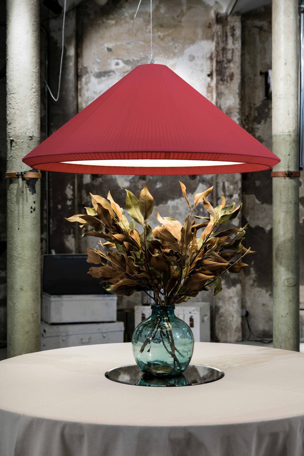 Luminaria colgante SAIGON IN 1300 granate de FARO en ambiente interior residencial, diseño de suspensión LED en acero con cinta textil para iluminación hotelera moderna.