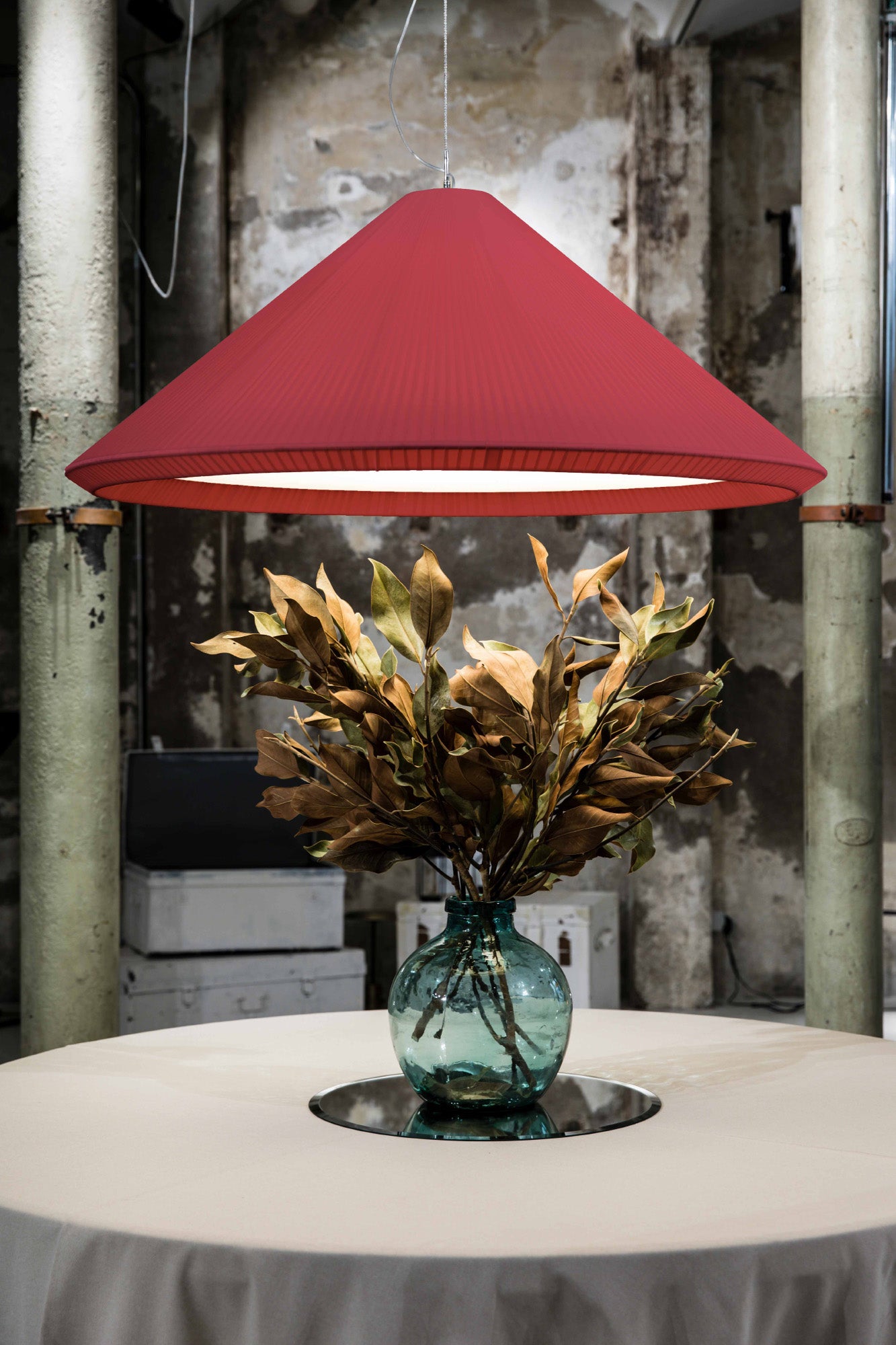 Luminaria colgante SAIGON IN 1300 granate de FARO en ambiente interior residencial, diseño de suspensión LED en acero con cinta textil para iluminación hotelera moderna.