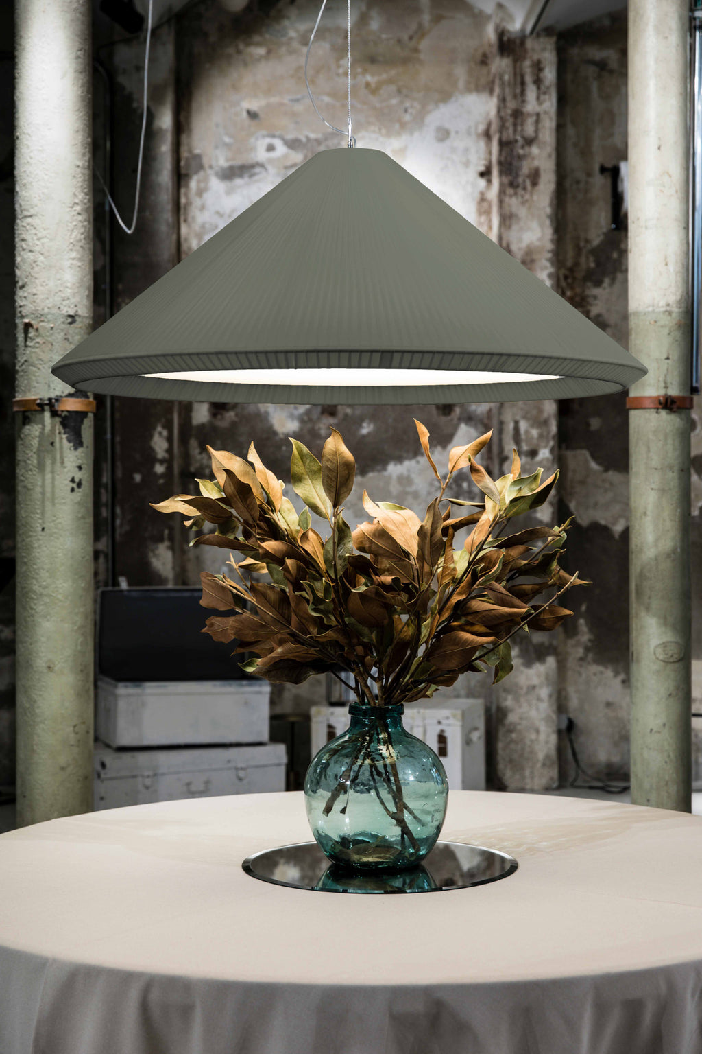 Luminaria colgante SAIGON IN 1300 verde oliva de FARO, modelo 20130 colección 7158, en ambiente interior residencial con suspensión de acero, cinta textil y papiro, ideal para hotelería y Nahtrang