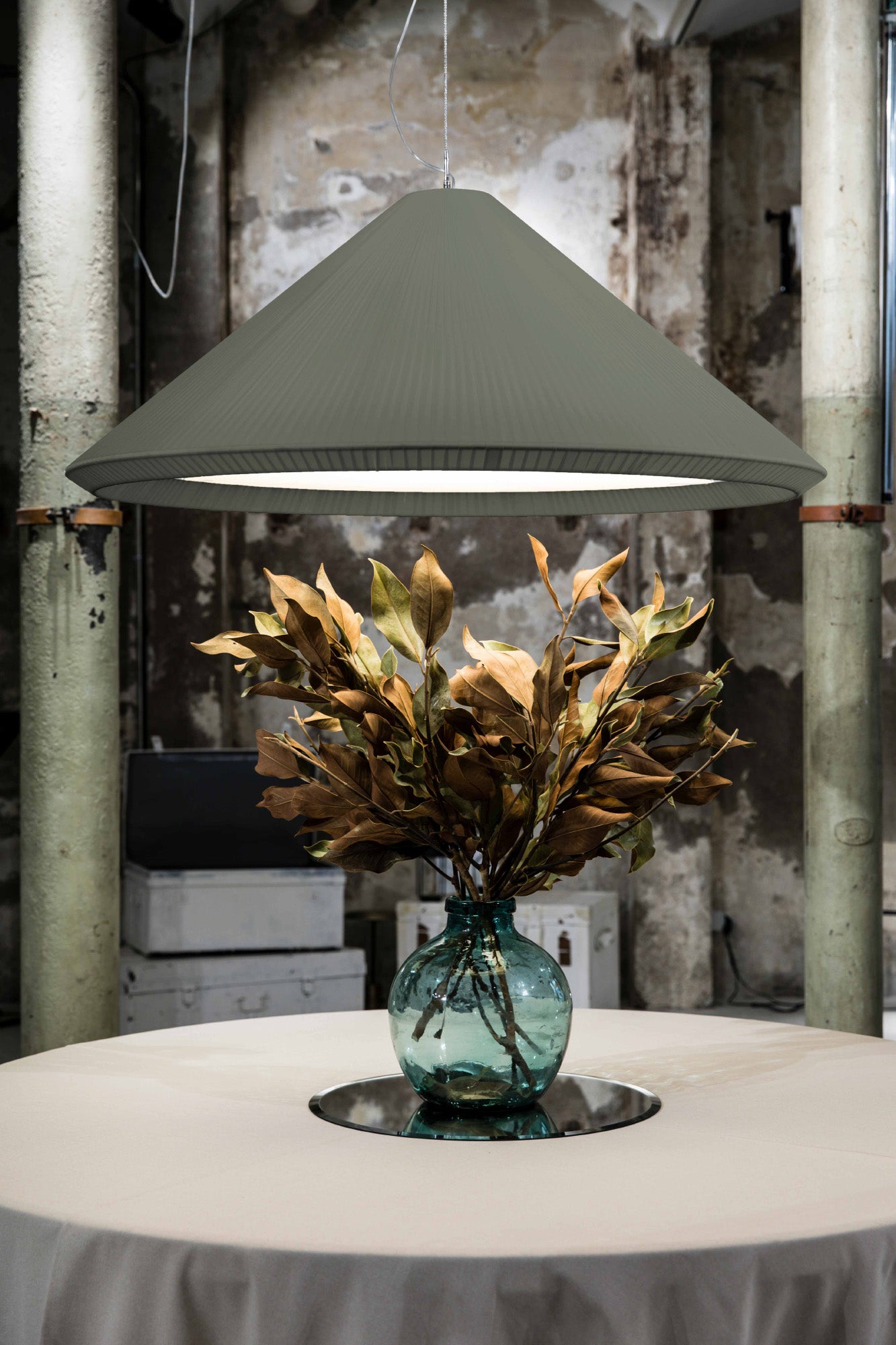 Luminaria colgante SAIGON IN 1300 verde oliva de FARO, modelo 20130 colección 7158, en ambiente interior residencial con suspensión de acero, cinta textil y papiro, ideal para hotelería y Nahtrang