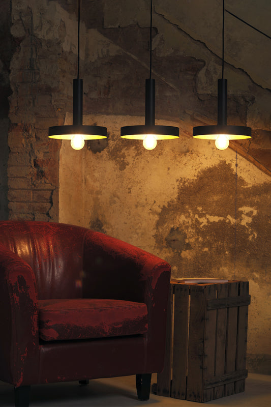 Luminaria colgante WHIZZ 3L negra y oro modelo FARO 20160-3L en ambiente interior moderno, iluminación suspensión de acero con bombillas E27 LED, diseño contemporáneo para salones elegantes