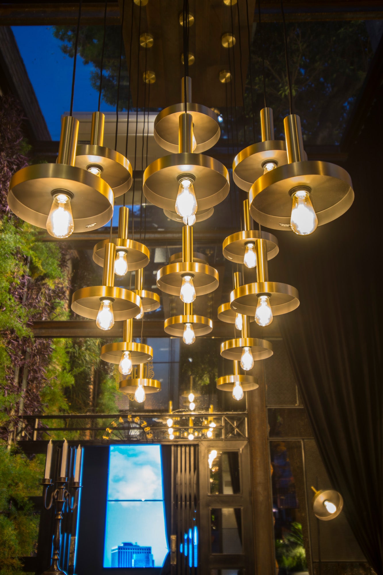 Luminaria colgante WHIZZ oro satinado y negro de FARO colección 2016 en ambiente interior moderno, diseño acero con bombilla E27 LED para iluminación hogar.