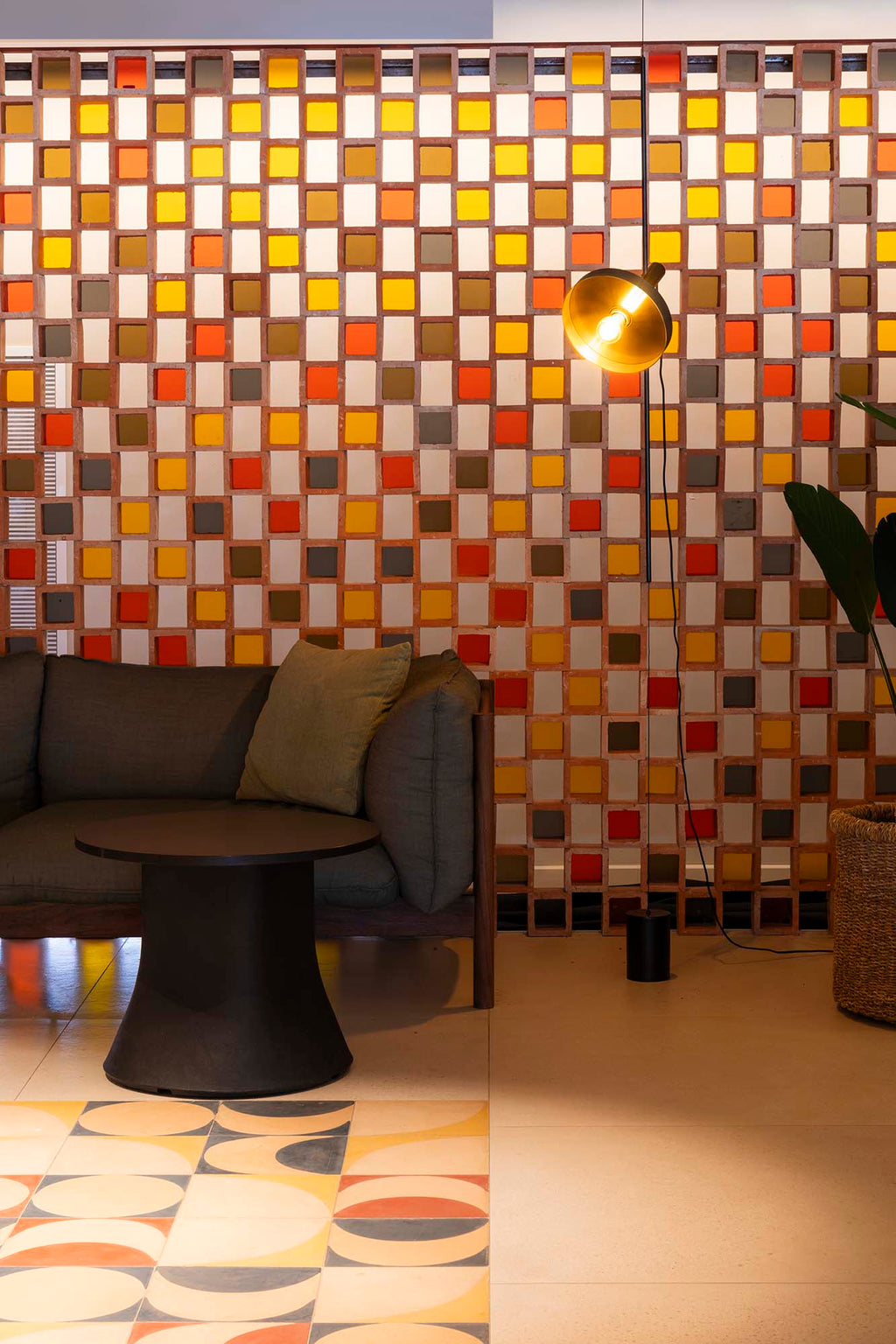 Lámpara de pie WHIZZ negra y oro FARO modelo 20164-95 en ambiente de salón interior, diseño moderno de Christoph Friedrich Wagner en acero para iluminación contemporánea