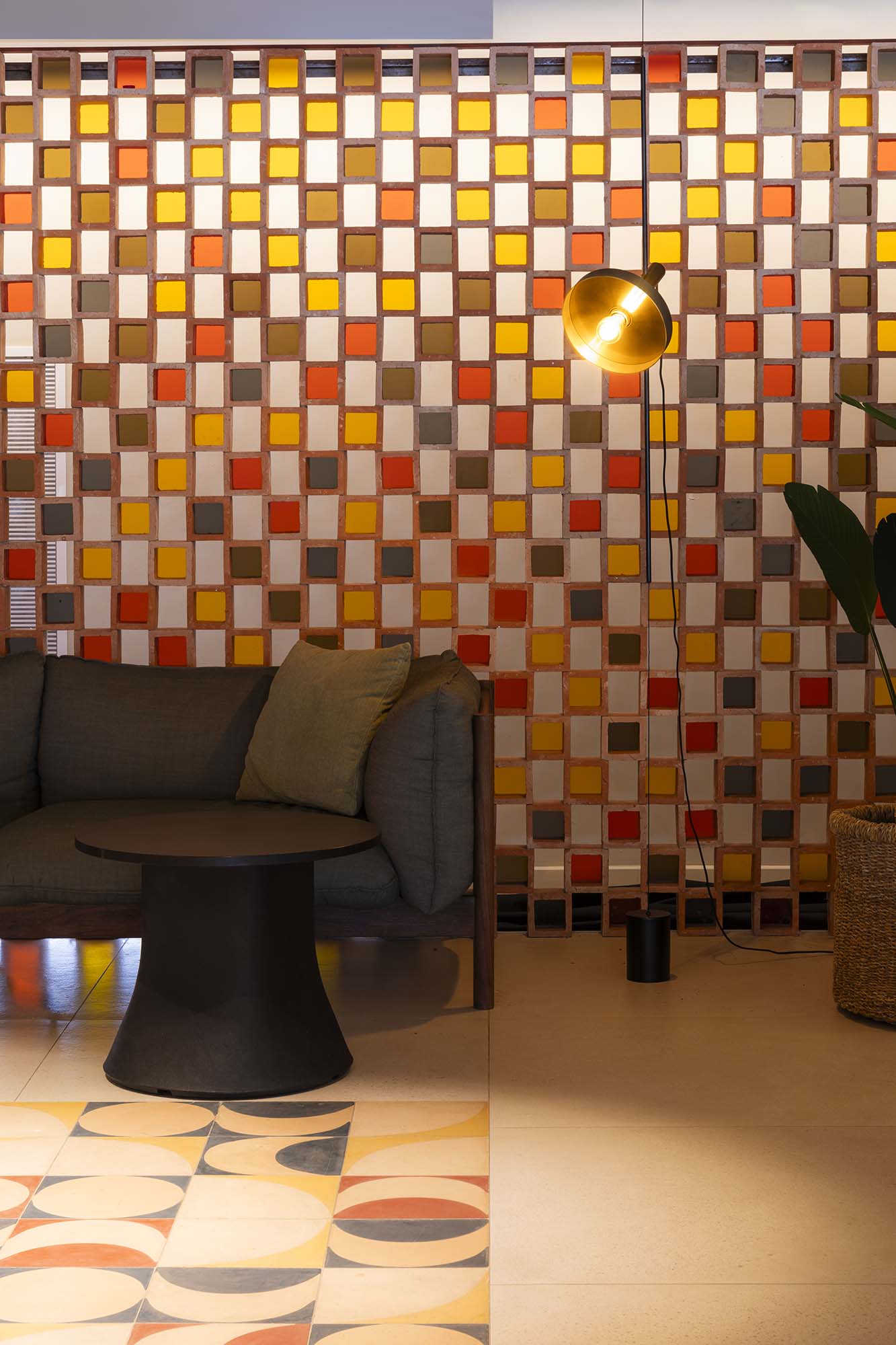 Lámpara de pie WHIZZ negra y oro FARO modelo 20164-95 en ambiente de salón interior, diseño moderno de Christoph Friedrich Wagner en acero para iluminación contemporánea