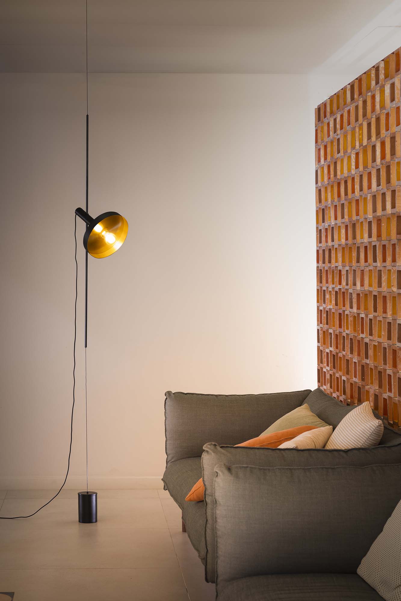 Lámpara colgante WHIZZ negra y oro FARO 20166-95 en ambiente interior: diseño moderno de acero suspendido iluminando salón hogareño