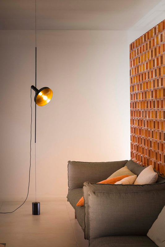 Lámpara colgante WHIZZ negra y oro FARO 20166-95 en ambiente interior: diseño moderno de acero suspendido iluminando salón hogareño