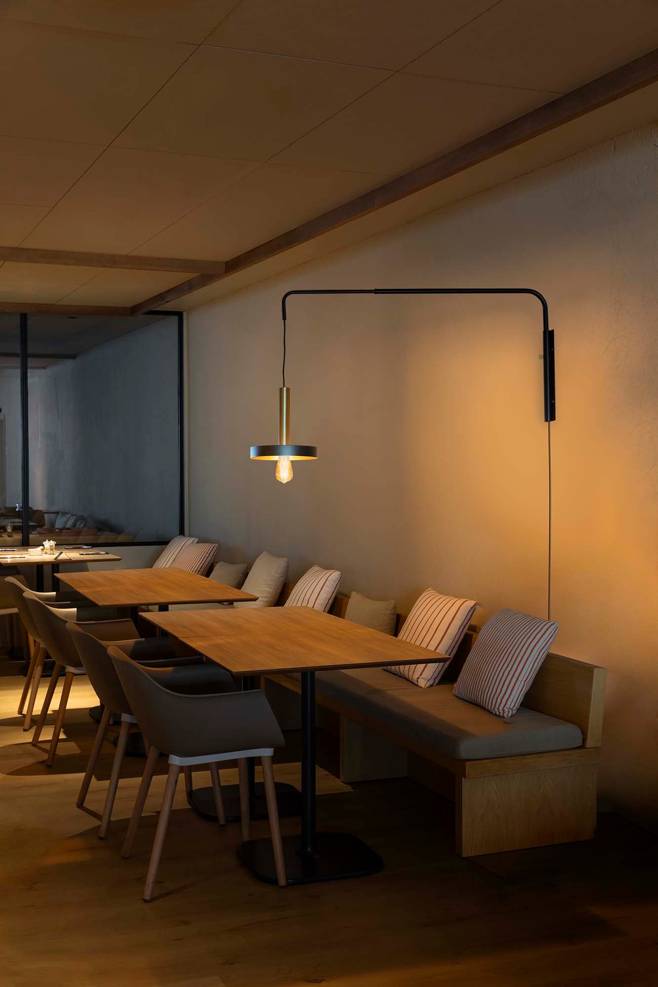 Aplique de pared WHIZZ extensible negro oro satinado FARO 20167 en ambiente interior, luminaria superficie de acero para iluminación diseño con casquillo E27 LED