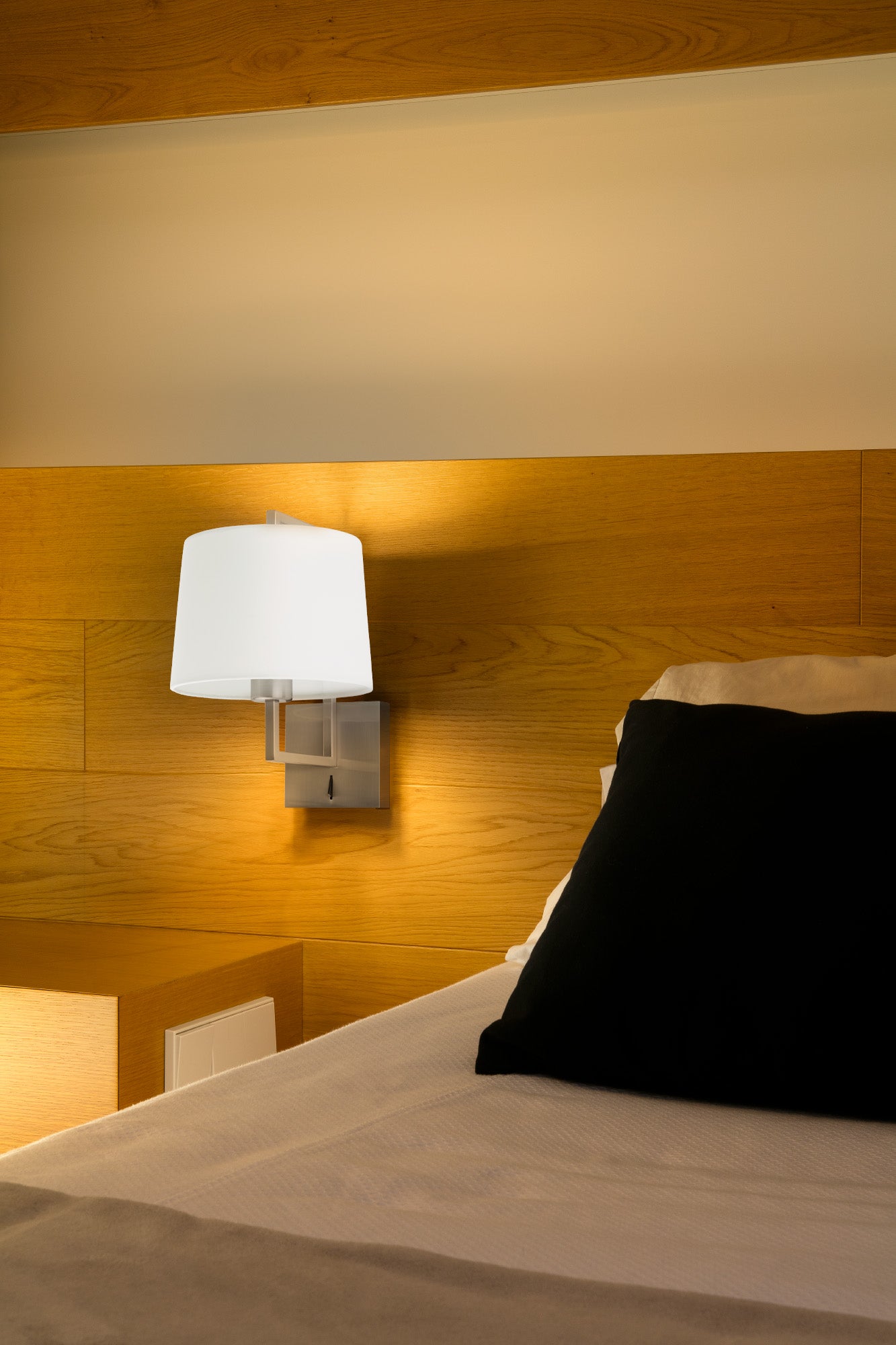 Elegante aplique de pared FRAME en níquel mate y blanco de FARO (20170-01), luminaria moderna para iluminación interior en dormitorio o hotel, montaje superficial.