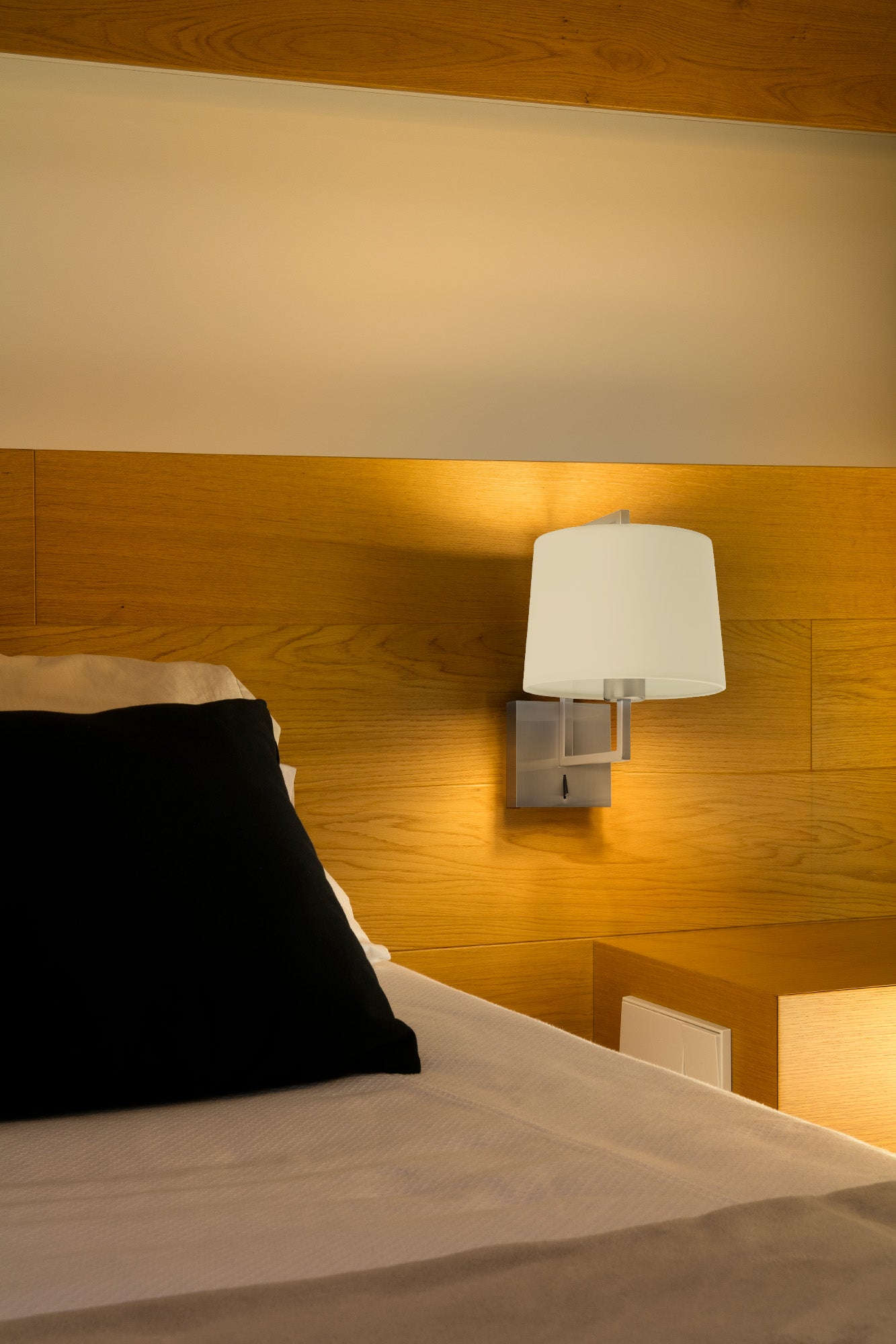 Aplique de pared FRAME en níquel mate y beige de FARO modelo 20170-02, luminaria interior de superficie en acero y textil para dormitorio o hotel, ambiente acogedor moderno