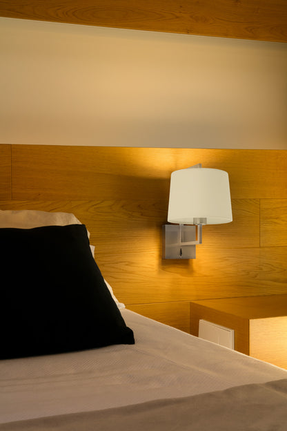 Aplique de pared FRAME en níquel mate y beige de FARO modelo 20170-02, luminaria interior de superficie en acero y textil para dormitorio o hotel, ambiente acogedor moderno