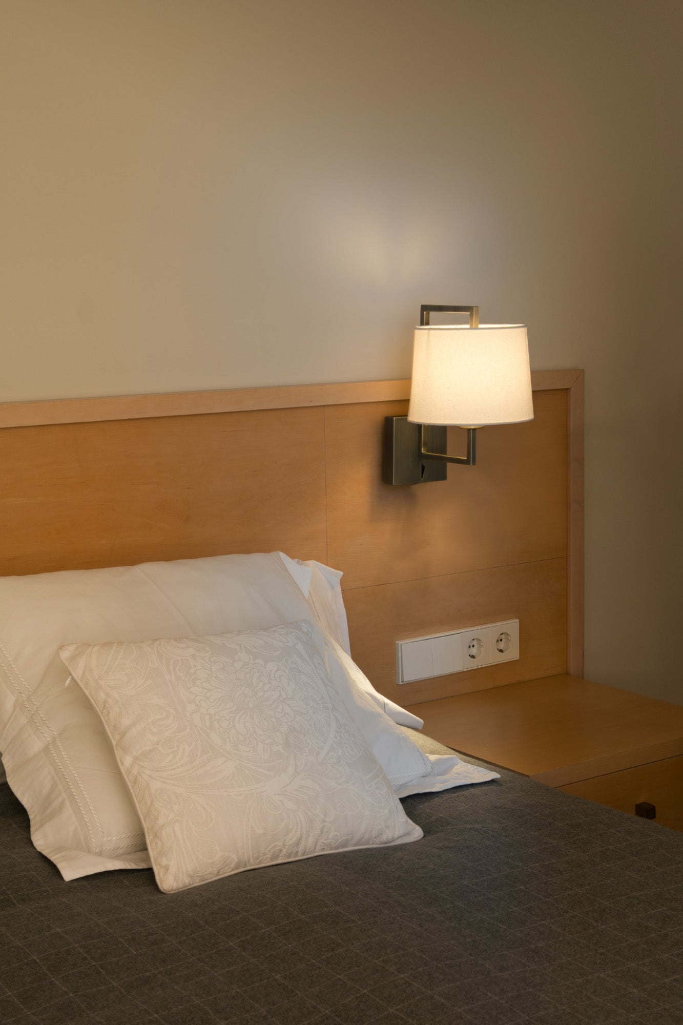 Luminaria de pared FRAME en oro viejo y beige de FARO modelo 20171-02, aplique de acero para iluminación interior en dormitorio, estilo hotel y restauración