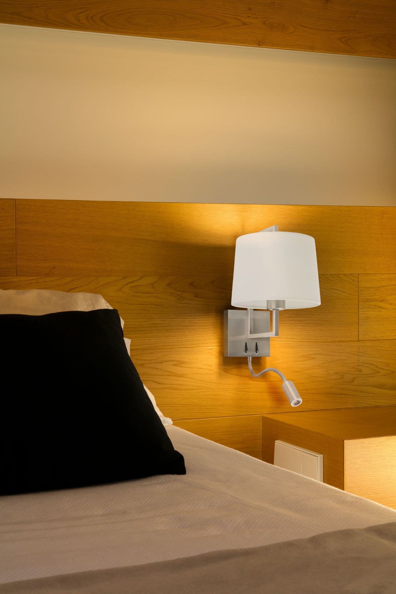 Luminaria de pared FRAME níquel mate/beige LED FARO 20172-02 en entorno dormitorio interior, iluminación funcional para lectura en hotel.