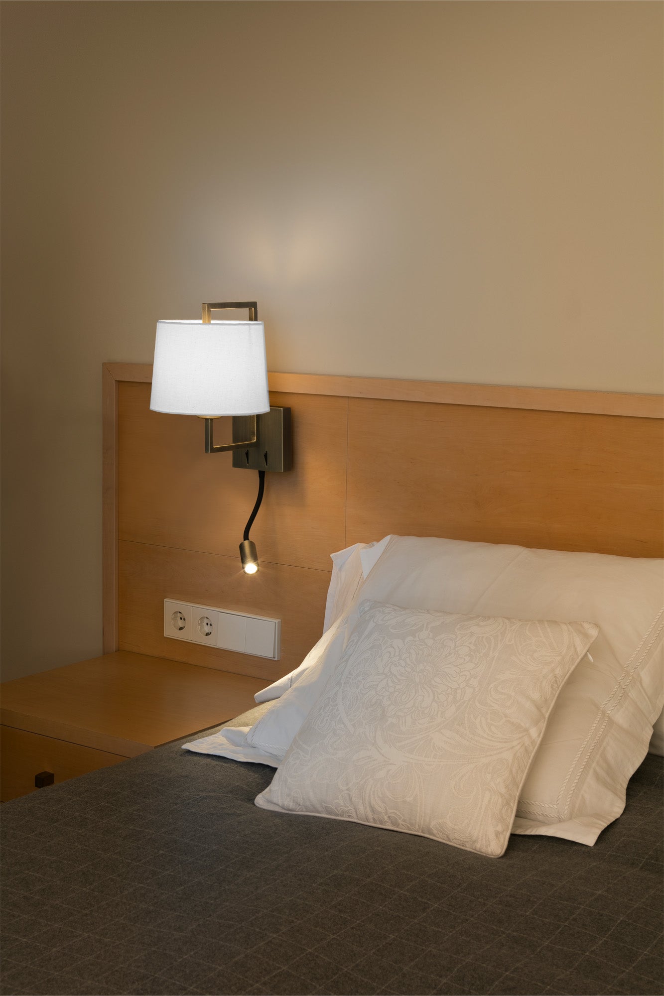 Aplique de pared FRAME LED oro viejo mate y blanca de FARO (20173-01) en ambiente de dormitorio interior para lectura en hotel