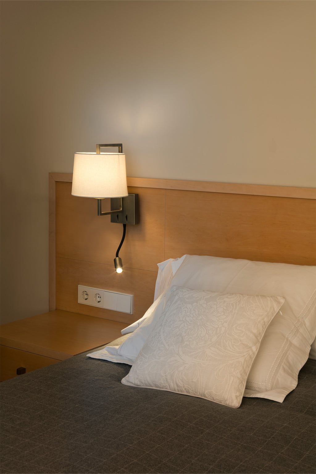 Aplique de pared FRAME oro viejo/beige LED FARO 20173-02 en ambiente interior dormitorio hotel luminaria acero textil