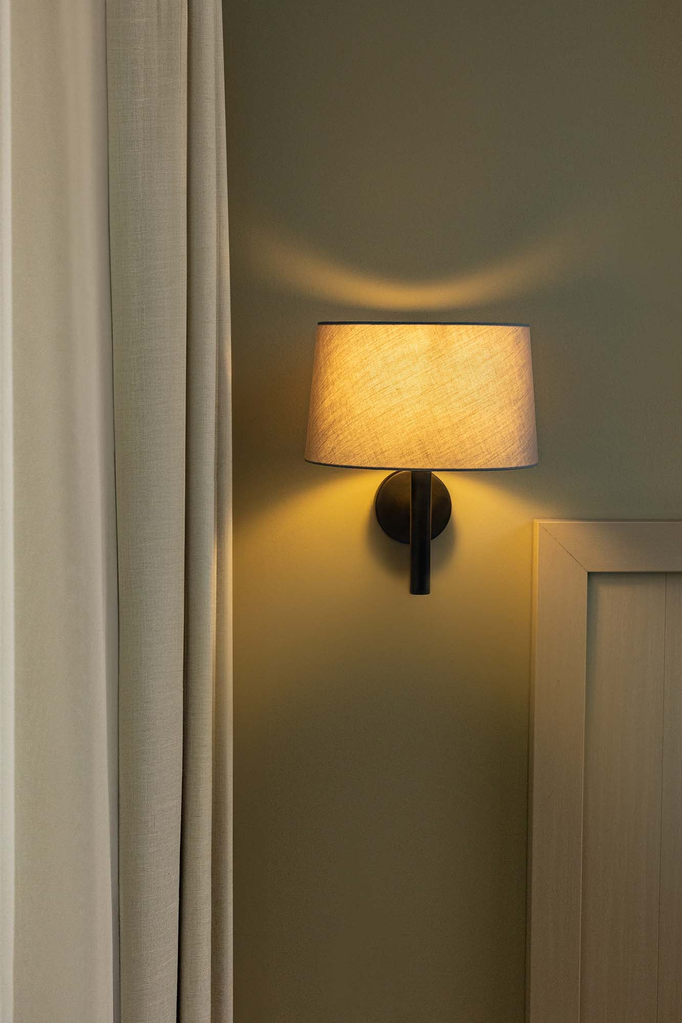 Aplique de pared WINDSOR negro/gris de FARO modelo 20221-129, luminaria moderna de acero texturizado para iluminación ambiente indirecta en interiores