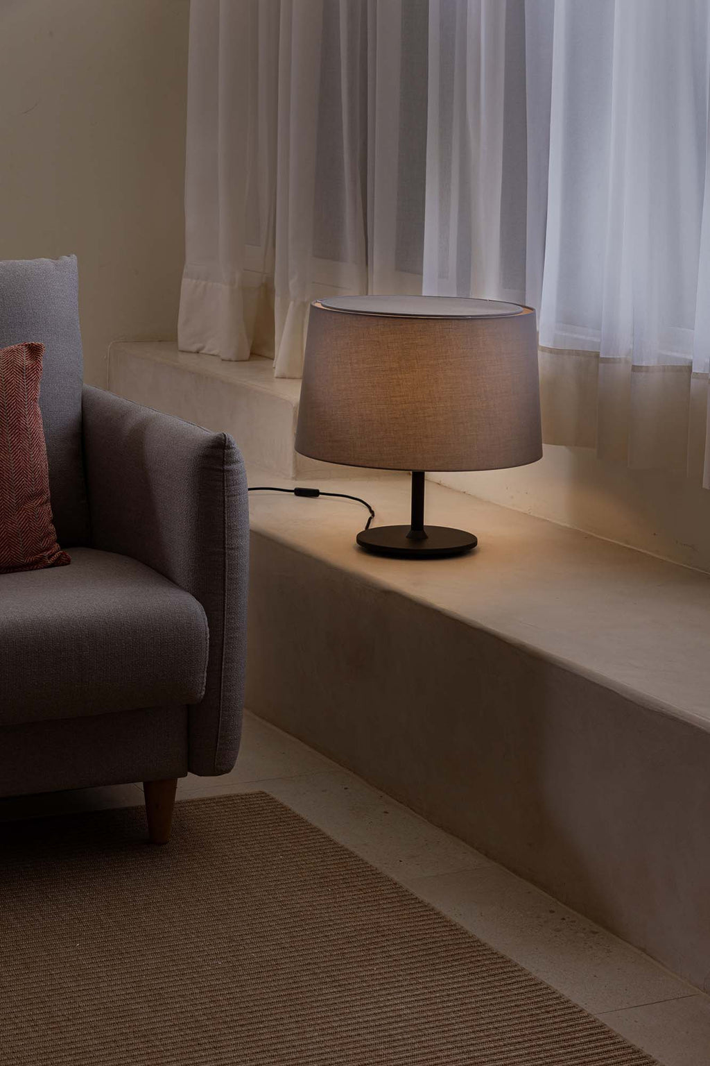 Lámpara de sobremesa Windsor negra y gris de FARO en ambiente interior de restaurante o hotel, diseño textil y acero para iluminación ambiente elegante, modelo 20225-130.